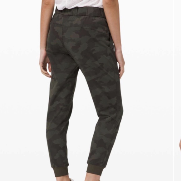 Lululemon On the Fly Jogger Luxtreme Heritage 365 Camo Dark Olive Multi Size 8